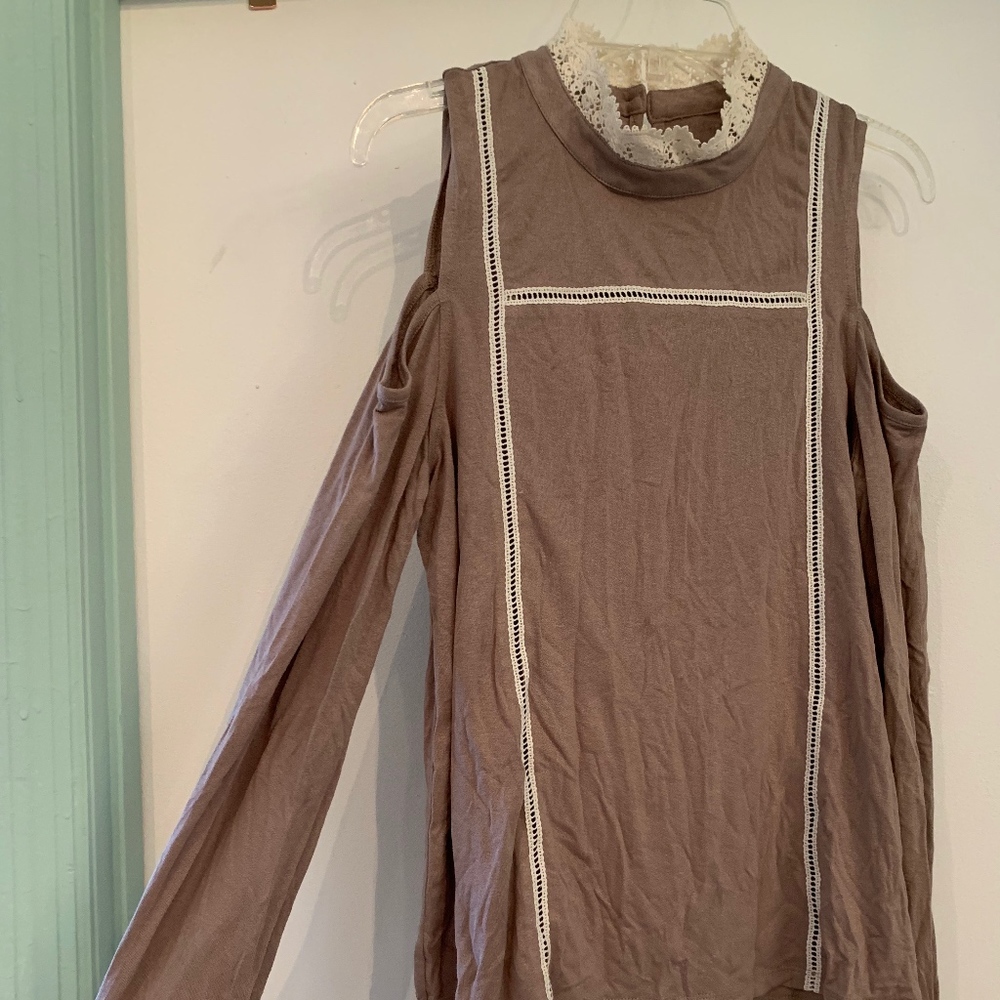 Cold Shoulder - Picture 5 of 5